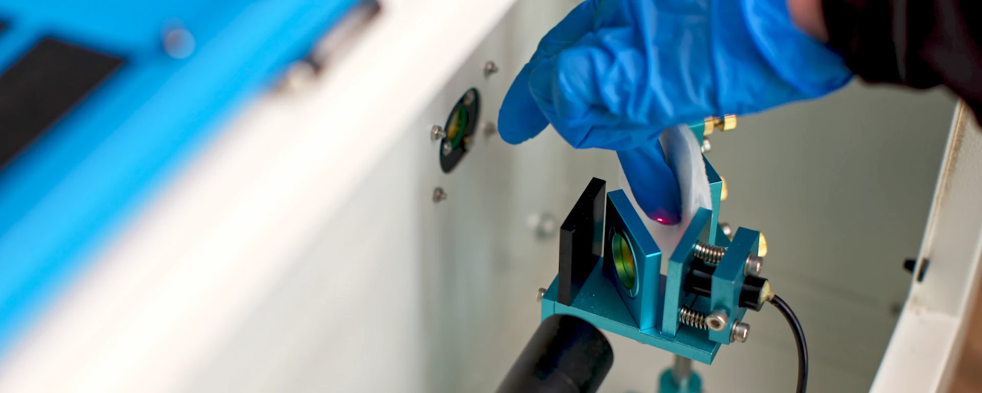 laser mirror cleaning to maintain engraving quality and beam performance